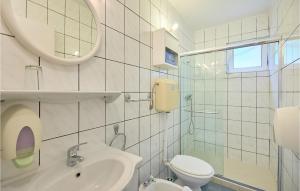 Kúpeľňa v ubytovaní 1 Bedroom Nice Apartment In Saplunara