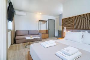 Elisavet Nuevo Studios & Suites客房内的一张或多张床位