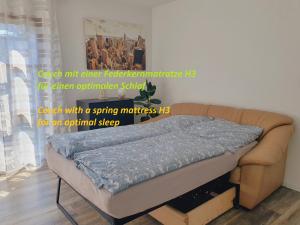 Cama en habitación con sofá y colchón de muelles en City Apartment, 27 qm, 2 Personen, high Sp WLAN, en Paderborn
