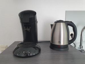 een koffiezetapparaat en een blender op een tafel bij City Apartment, 27 qm, 2 Personen, high Sp WLAN in Paderborn