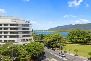 vistas a un edificio, una carretera y un lago en Stunning Coastal 3 Bedroom Apartment in Cairns CBD, en Cairns