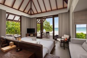 TV a/nebo společenská místnost v ubytování Heritance Aarah - Premium All Inclusive - Complimentary Stay for 1 Child for Stays between April 2025 to September 2025