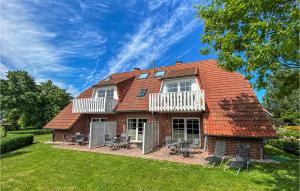 a brick house with a red roof and chairs at Seestern in Gollwitz