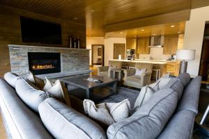 sala de estar con sofá y chimenea en Luxury Two Bedroom Corner Suite with Mountain Views apartment hotel en Park City