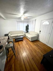 uma sala de estar com dois sofás e uma porta em Cozy Home in the Heart of Pocatello em Pocatello