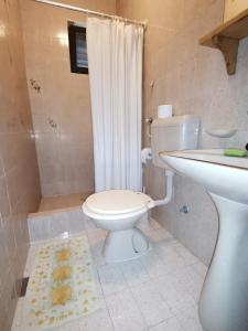 een badkamer met een toilet, een wastafel en een douche bij Apartments by the sea Lukoran (Ugljan) - 8397 in Lukoran