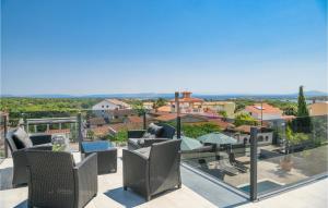 Balkón alebo terasa v ubytovaní 5 Bedroom Stunning Home In Liznjan