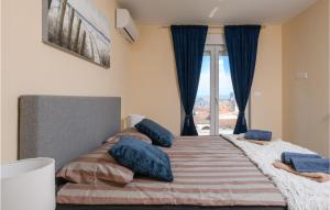 Posteľ alebo postele v izbe v ubytovaní 5 Bedroom Stunning Home In Liznjan