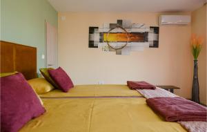 Posteľ alebo postele v izbe v ubytovaní 5 Bedroom Stunning Home In Liznjan