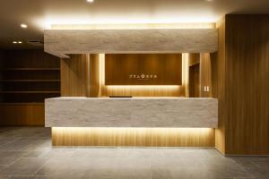 eine Lobby mit Marmortheke in einem Gebäude in der Unterkunft Plum Hotel in Osaka