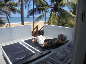 ゴールにあるUma Beach Homeの浜辺のベッドに横たわる者 +14枚の写真