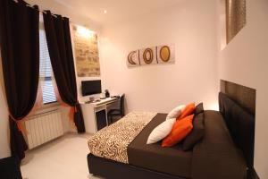 ローマにあるInterno 7 Luxury Rooms B&Bのソファとデスク付きの小さなベッドルーム1室が備わります。