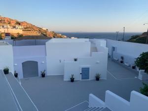 a white house with a view of the ocean at il Centro in Ios Chora