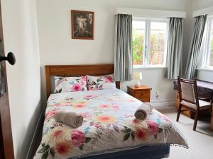 Posteľ alebo postele v izbe v ubytovaní Spacious comfortable character House -Maori Hill