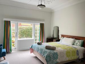 Posteľ alebo postele v izbe v ubytovaní Spacious comfortable character House -Maori Hill
