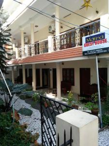 un edificio con un cartel para un hostal en Marina guest house, en Kovalam