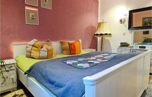 Ένα ή περισσότερα κρεβάτια σε δωμάτιο στο 2 Bedroom Nice Apartment In Suhl