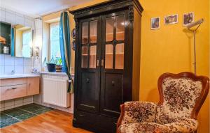 een keuken met een zwarte kast en een stoel bij 2 Bedroom Cozy Apartment In Suhl in Suhl