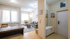 un soggiorno con divano e tavolo in una camera di Lux Apartman D&N a Svilajnac