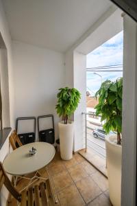 Camera con tavolo, sedie e balcone. di Lux Apartman D&N a Svilajnac