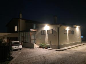 une voiture garée devant une maison la nuit dans l'établissement ALLA CASA DEI NONNI, à Campodarsego