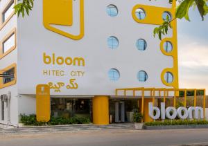 un edificio con un cartel que lee la ciudad de la oficina floreciente en Bloom Hotel - HITEC City, en Hyderabad
