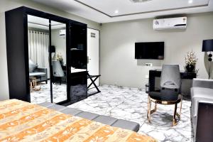 TV a/nebo společenská místnost v ubytování Hotel Kings Heritage Surat