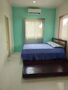 a bed in a room with a blue wall at Susana Goles Holiday House in Saavedra