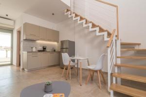 una cocina con escalera, mesa y sillas en Evriali Comfort Living en Palaiochóra