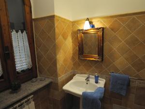 La salle de bains est pourvue d'un lavabo et d'un miroir. dans l'établissement Villa dei Fantasmi, à Rocca di Papa