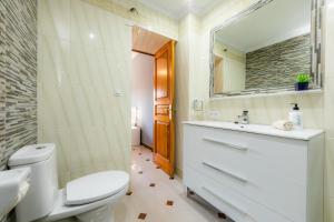 łazienka z toaletą, umywalką i lustrem w obiekcie Apartamento Socorro 39-1 w mieście Felanitx +17 zdjęć