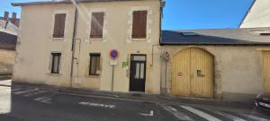 un edificio con dos puertas en una calle en Le Papillon en Cosne Cours sur Loire