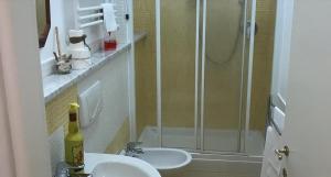 A bathroom at Casa Tognetti Affittacamere