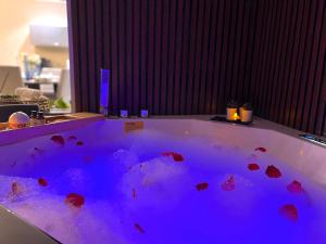 Fotografija u galeriji objekta Stylish Apartment with a Jacuzzi (Park&Pool View) u gradu Muskat