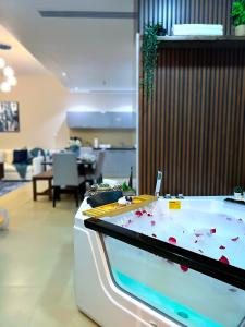 Fotografija u galeriji objekta Stylish Apartment with a Jacuzzi (Park&Pool View) u gradu Muskat