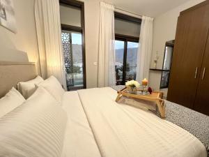 Krevet ili kreveti u jedinici u okviru objekta Stylish Apartment with a Jacuzzi (Park&Pool View)