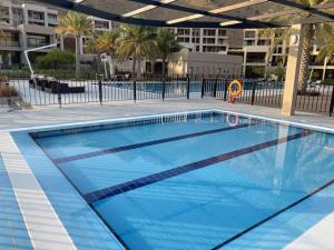 Bazen u ili blizu objekta Stylish Apartment with a Jacuzzi (Park&Pool View)