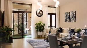 Prostor za sedenje u objektu Stylish Apartment with a Jacuzzi (Park&Pool View)