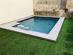 The swimming pool at or close to Apartamentos BocairentHomes, en pleno centro de Bocairent, con pequeña piscina y parking privado