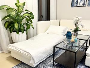 Prostor za sedenje u objektu Stylish Apartment with a Jacuzzi (Park&Pool View)