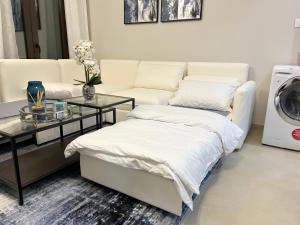 Krevet ili kreveti u jedinici u okviru objekta Stylish Apartment with a Jacuzzi (Park&Pool View)