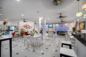 restauracja ze stołami i krzesłami w pokoju w obiekcie The Shades Hotel 50 meter Beach Front w Patong Beach