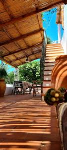 une terrasse couverte en bois avec des escaliers et un toit en bois. dans l'établissement Villa Chiara, à Filicudi