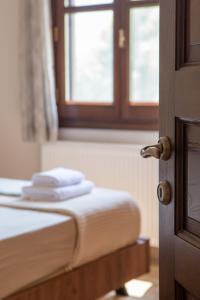A bed or beds in a room at Μελίτη Pelion Luxury Living