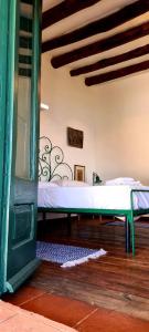 una camera con un letto di Villa Chiara a Filicudi