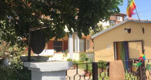 The building in which a vendégházakat is located