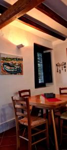 una sala da pranzo con tavolo e sedie in legno di Villa Chiara a Filicudi