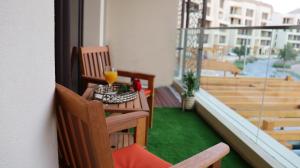 Balkon ili terasa u objektu Stylish Apartment with a Jacuzzi (Park&Pool View)