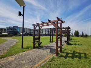 um grupo de estruturas de madeira sentadas num campo em Hotel Mistral Sport em Gniewino