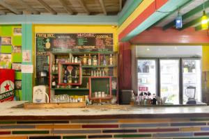 un bar en un restaurante con una pared colorida en Warna Beach Hotel, en Gili Trawangan